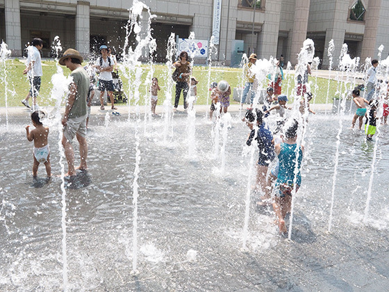 8月21日は噴水の日。横浜美術館の前「美術の広場」の噴水を見に行こう！