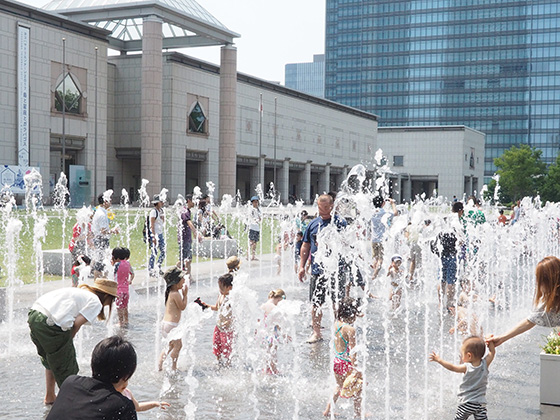 8月21日は噴水の日 横浜美術館の前 美術の広場 の噴水を見に行こう かなっぺ横浜 川崎版 出かけよう かながわの地域ポータルサイト For Smartphone